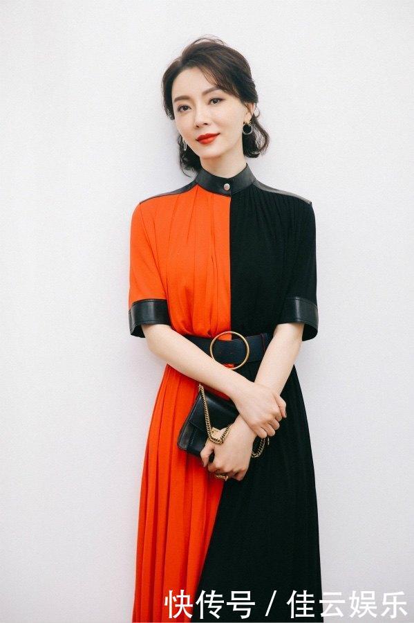 45岁郑秀文与41岁陈数，穿同一条拼接长裙，差距有点大！