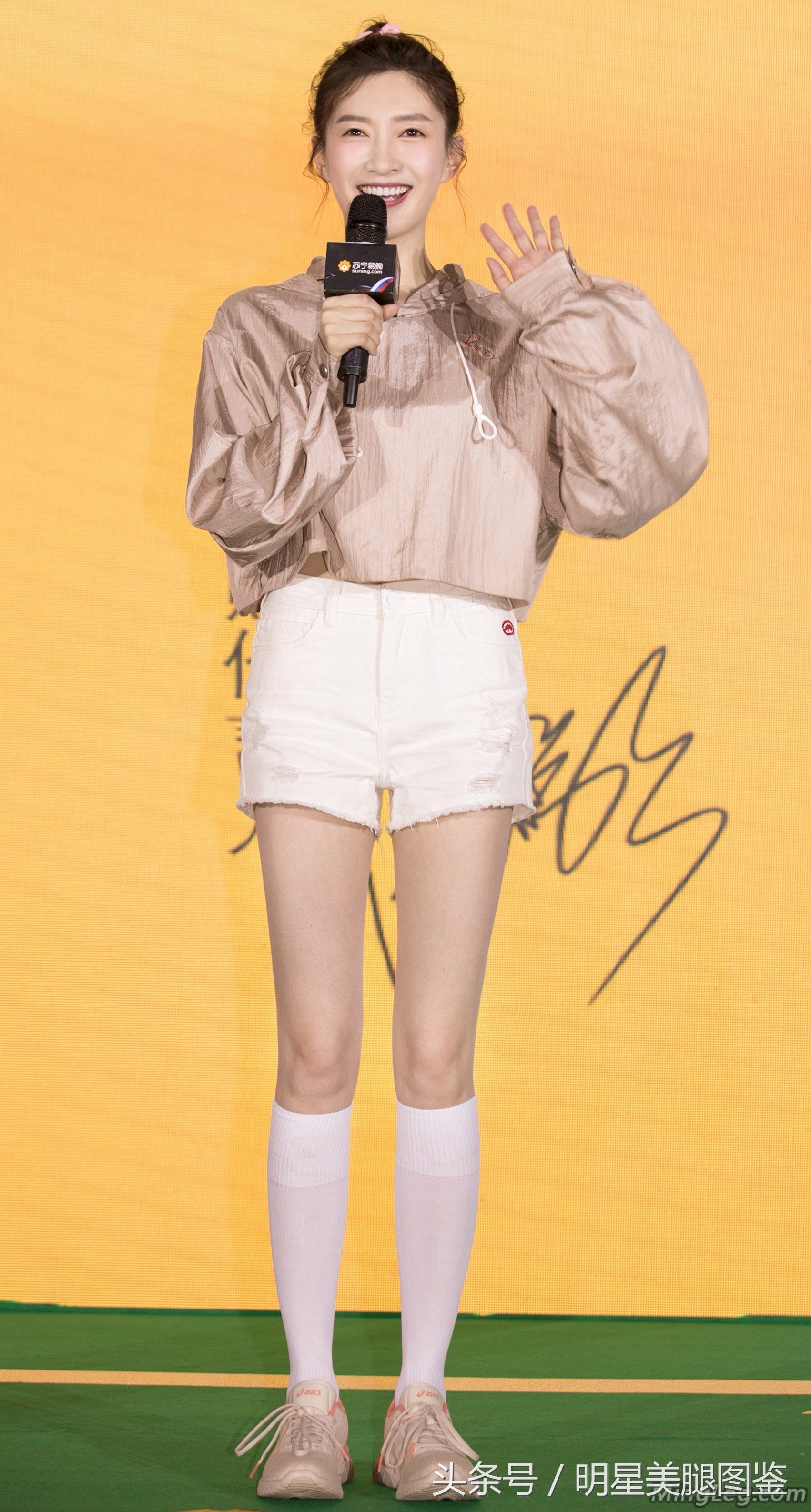 江疏影化身足球宝贝，运动鞋加长袜秀出白皙修长美腿 让人羡慕