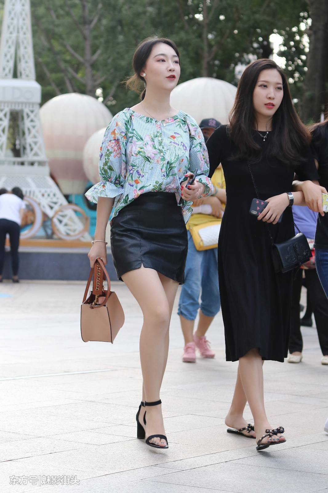 街拍：五对逛街的姐妹花，图五穿黑裙的小姐姐靓丽的纹身非常性感