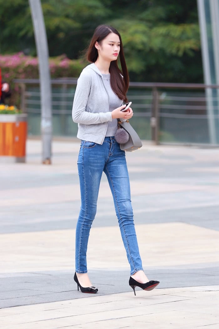 街拍：牛仔裤不只显瘦，还特显高啊，显瘦大长腿让人羡慕不已