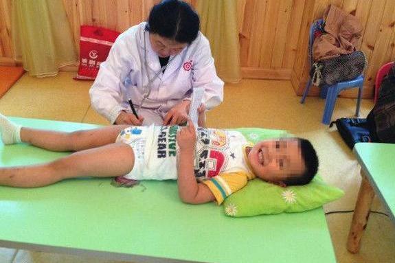 孩子上半身出现“鸡胸”, 都是因为妈妈粗心造成的, 别不当一回事