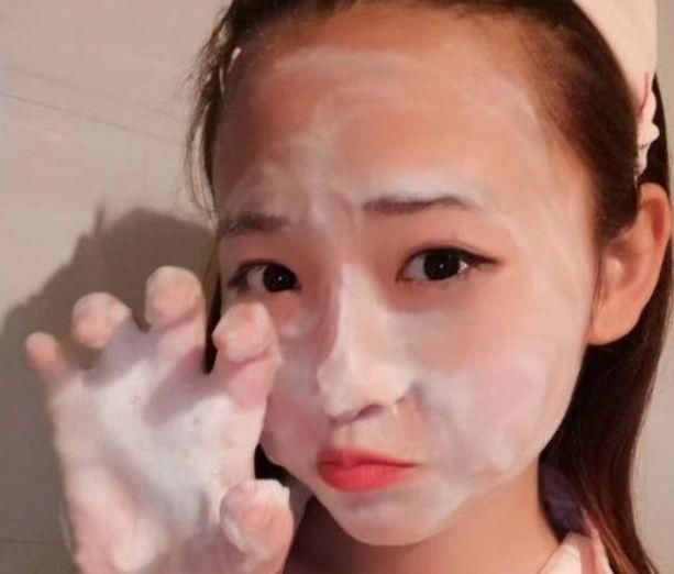  油脂■为啥刚洗完脸时很白，10分钟之后就变暗沉了呢？原来罪魁祸首是它
