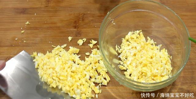 出水:河南特色美食菜蟒,皮薄如纸,不出水不露馅,咬一口满嘴都是菜