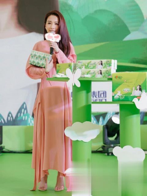  『撩人』Hebe田馥甄的魅力真是藏不住，穿粉色长裙甜美出镜，太撩人心弦了