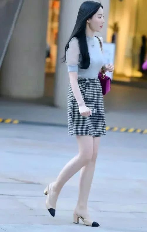 赶公交的清纯御姐，抹胸装下勾勒迷人曲线，整体的穿搭上面尽显女