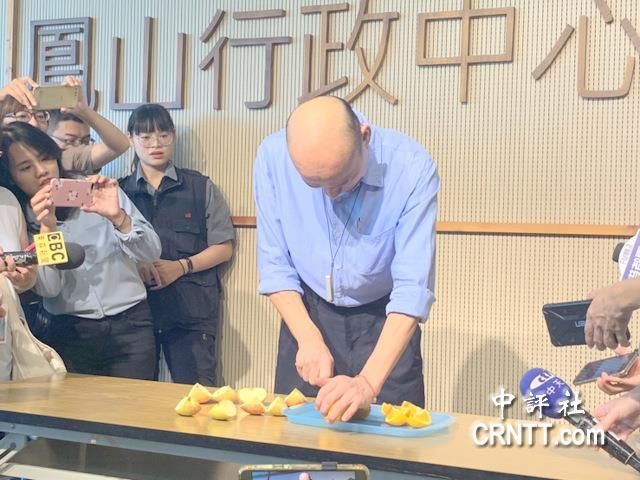 回呛苏贞昌　韩国瑜拿刀切水果：来逮捕我吧