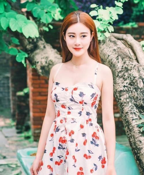  [简洁]胖胖的女生穿吊带包臀裙, 方便简洁让人一见倾心