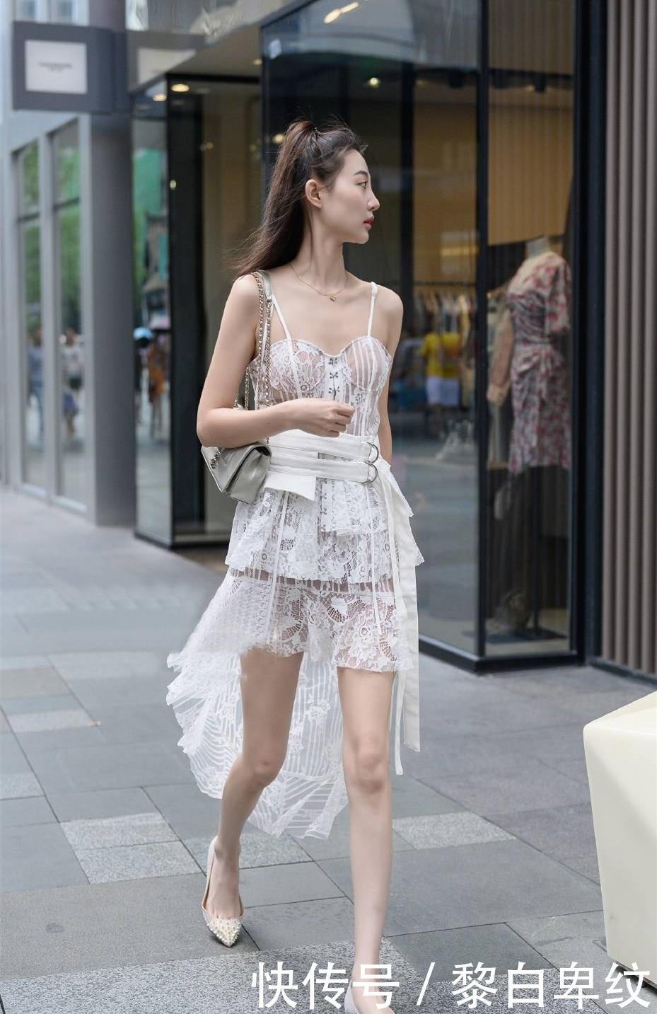 「纤瘦」腿型纤瘦的美女穿连衣裙,不用搭配高跟鞋,穿平底鞋也很有美感