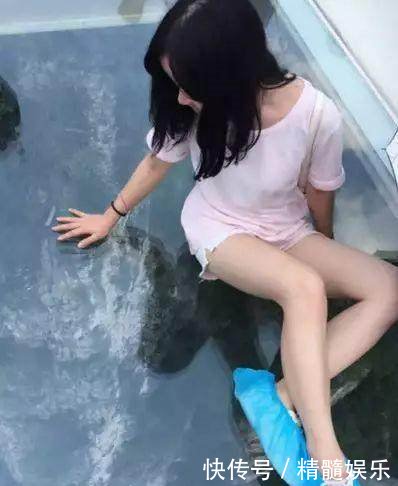 玻璃栈道上总会看到游客各种奇葩反应，最后一位男生不至于吧