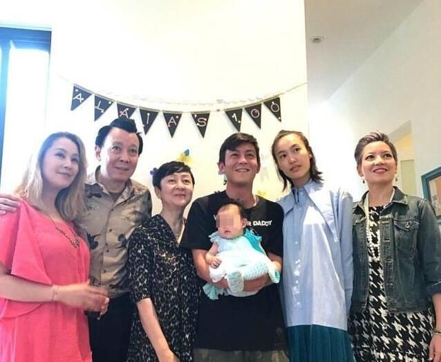 『二姐』父母离婚多年,陈冠希二姐晒姐弟三人合影旧照,弟弟从小帅到大!
