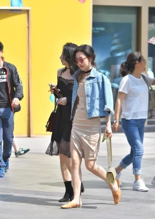  「吊带」路人街拍，小姐姐穿着细吊带款式的连衣裙，清新又纯洁