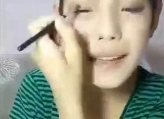 小男孩直播化妆成网红，网友:这让女生还怎么活!