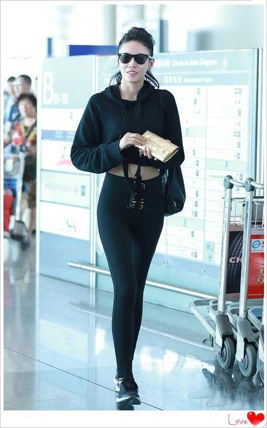 张蓝心不得了！紧身裤竟玩起了“拉链外露”！网友：要撑破了！