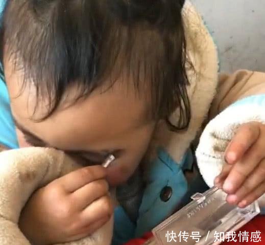 3岁小女孩偷学妈妈化妆，一秒变身，美的让人窒息！