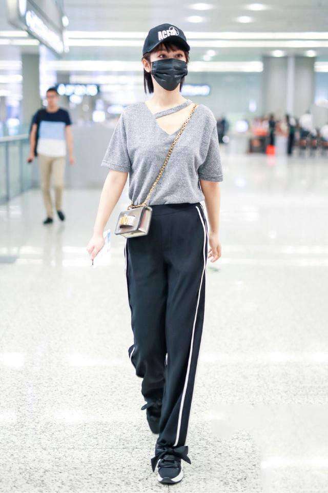 杨紫现身机场网友: 又瘦了, 一条运动裤穿出腿长一米八!