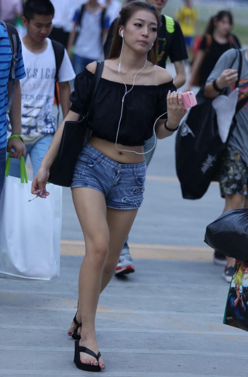 街拍:牛仔紧身热裤露脐美女,显露腿部的曲线美