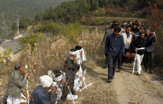 农村办白事的时候，有一个现象让不少农民头疼