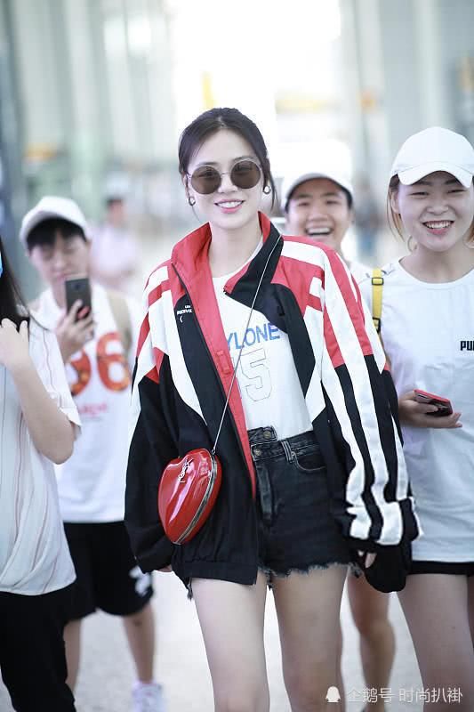 马思纯现机场未P照曝光，头发紧贴头皮，这是没洗头就出门了吗？