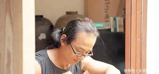 在被人放弃的小村落，这对夫妻一住就20年，每天都很开心