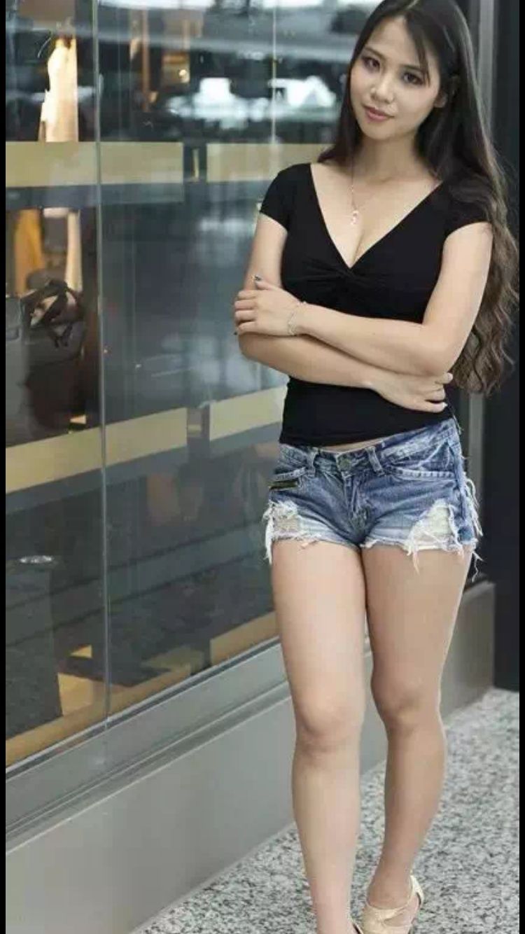 性感街拍丨美女以这种姿势上车，看着让人想开车!