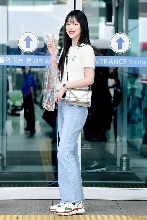 崔雪莉穿衣似乎忘了“内搭”就秀自拍，网友:小姐姐身材好又大胆