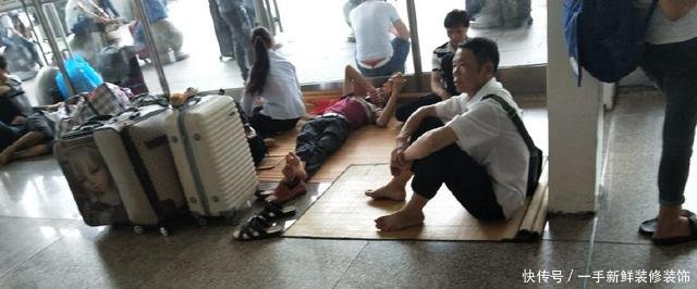 广州南站，每天铺席而睡的农民工，背井离乡还被驱赶