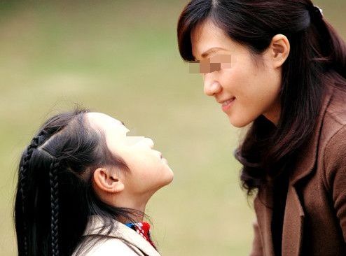 怀疑女儿早恋，半年后女儿肚子疑似怀孕，女儿离世，母亲才知真相