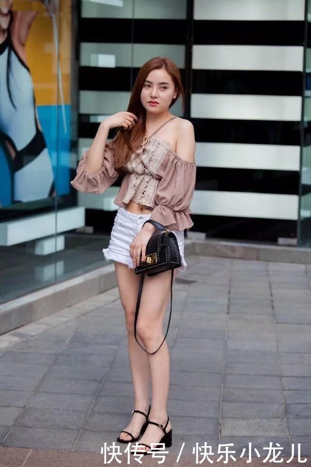 身上穿着一■街拍:美女搭配上一双尖头高跟鞋,走路的姿态也显得更加的优雅