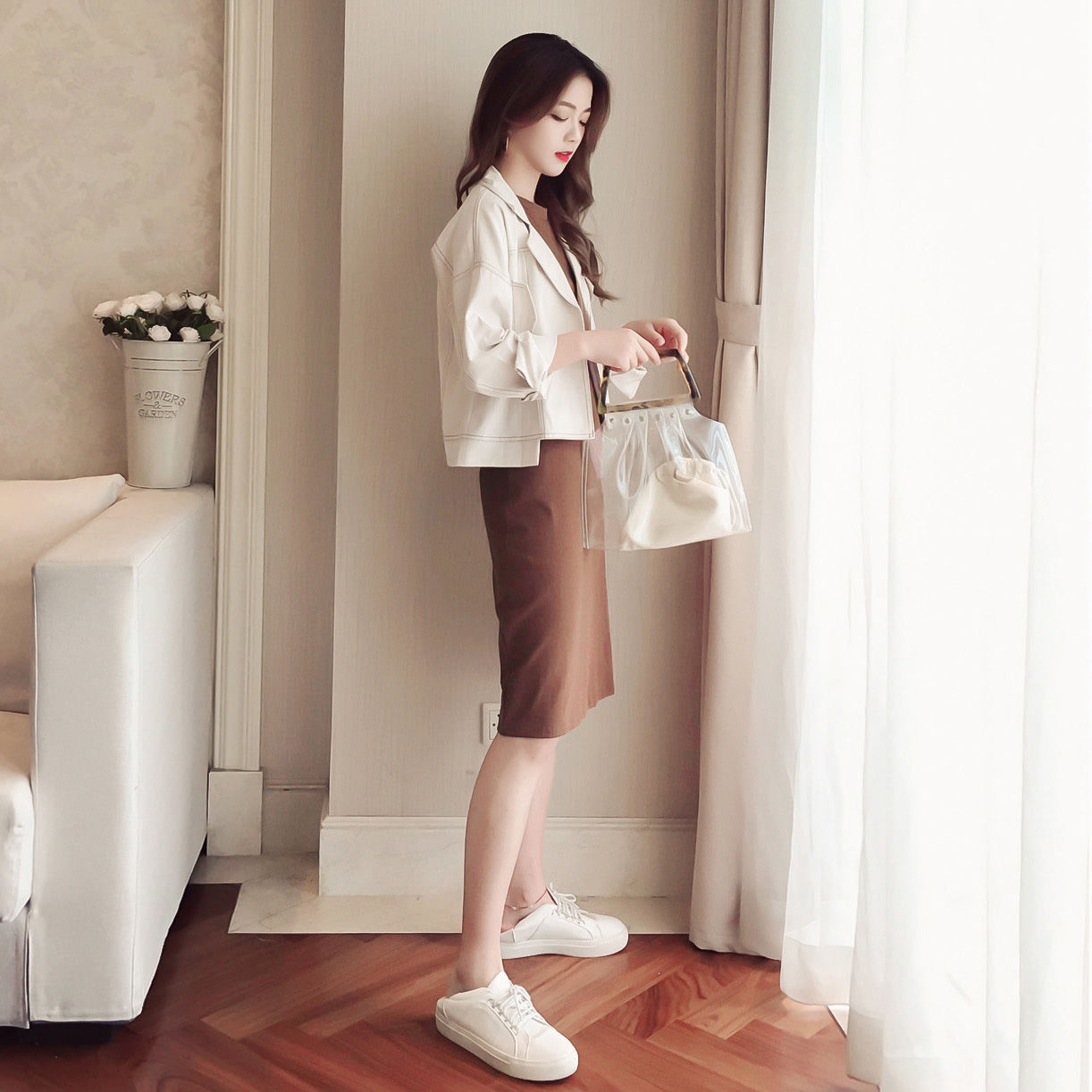 我矮不到1米6，但我从不乱打扮，穿今年超流行的小香风套装，美