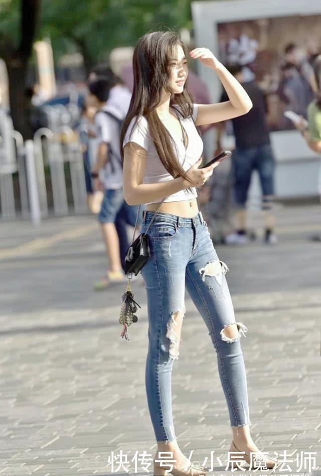 『小姐姐』路人街拍,姑娘真是太洋气了,穿黄色连衣裙很显简约优雅风