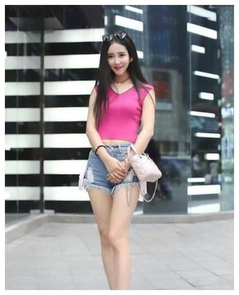 街拍：图四穿超短旗袍，凹凸有致的身材，让人面红心跳！