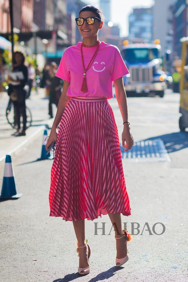 Tee+过膝裙Hold住各种场合 包你时髦一整夏！