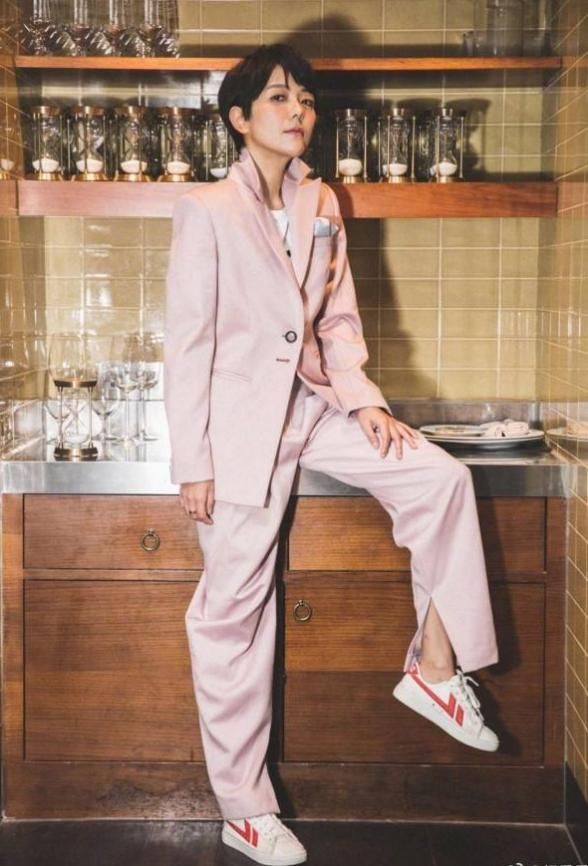 杨乐乐半边皮草围巾现身机场，网友:都是汪涵宠得好!