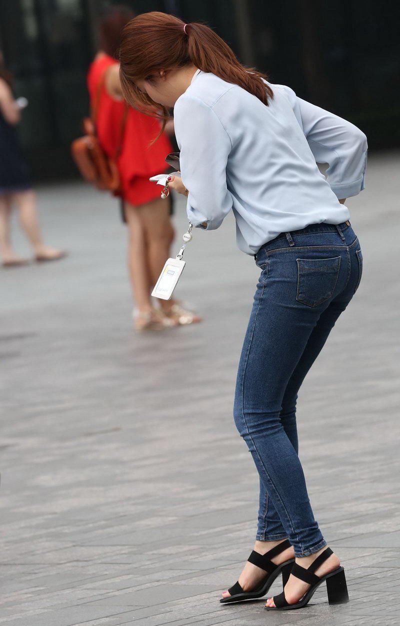 万泉广场街拍:紧身牛仔裤美眉，尽显迷人曲线