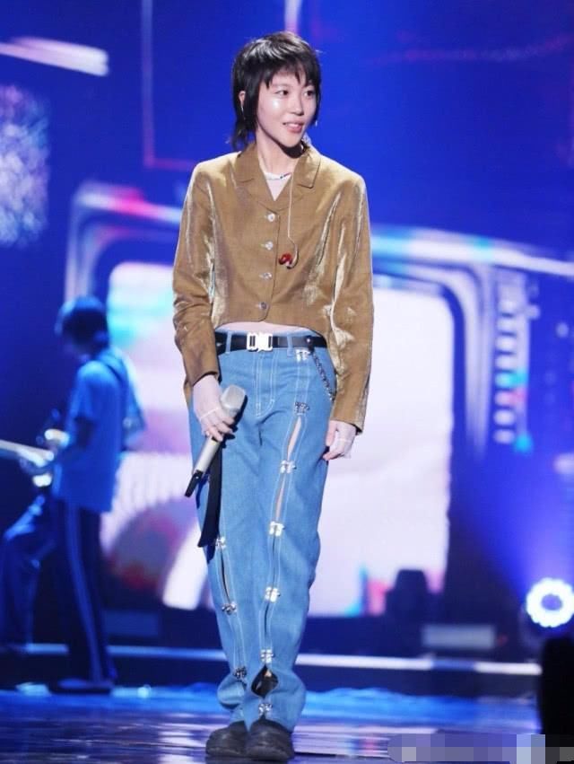 窦靖童太有个性了！竟在裤子上安了14个机关，随时秀腿的节奏？