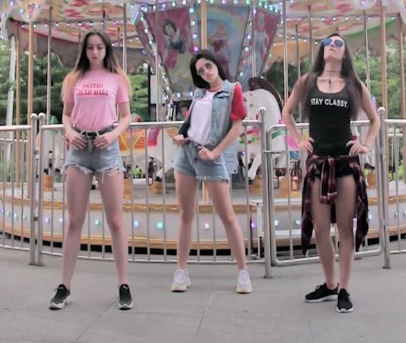 街拍：夏天是个看腿的季节，图2小姐姐大长腿鹤立鸡群，这样不好!