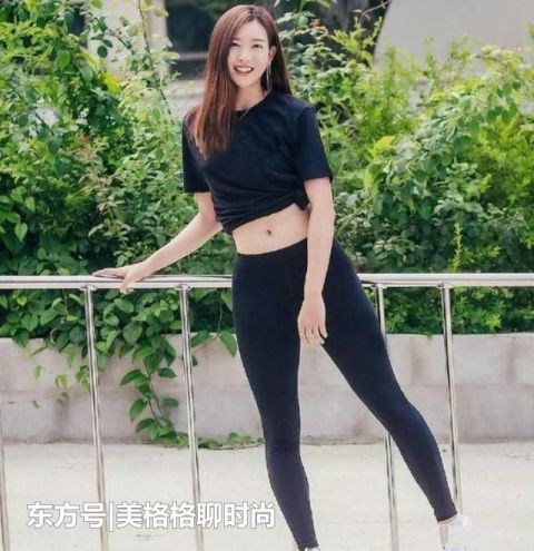  『隐藏』街拍：打底裤不仅显瘦显腿长而且还能隐藏腰间赘肉，更时尚迷人
