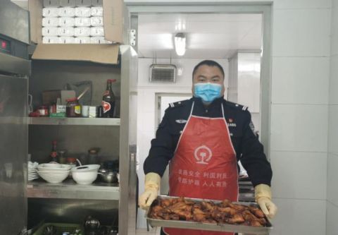  #回家#图片故事 | 疫情不除 绝不回家——记北京站派出所“炊事班长”王力