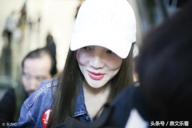 李小璐本来整的挺美挺性感的 还不满足结果整容过度导致脸部扭曲