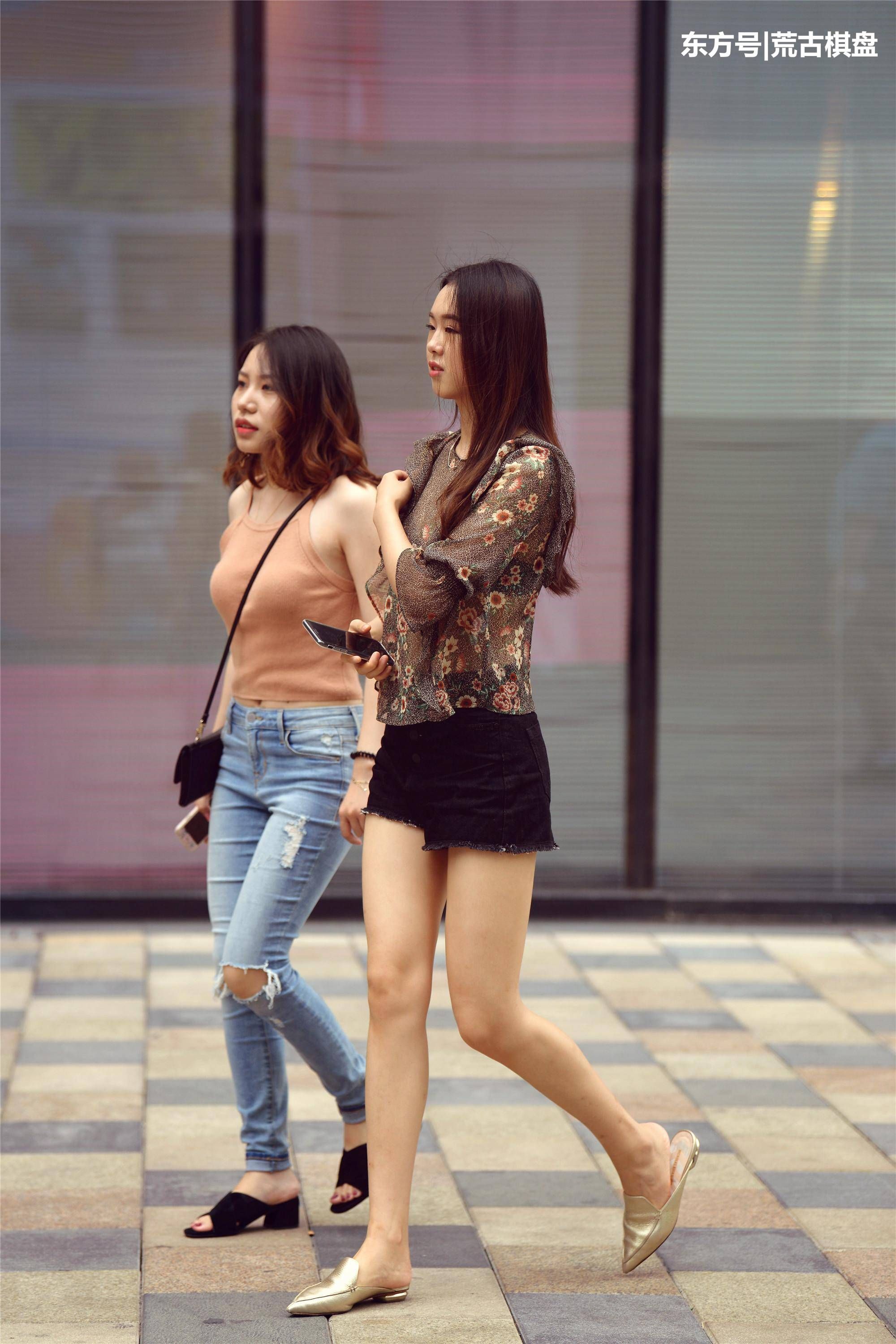 有一位身材高挑，模样俊俏的闺蜜，你愿意和她一起逛街吗?