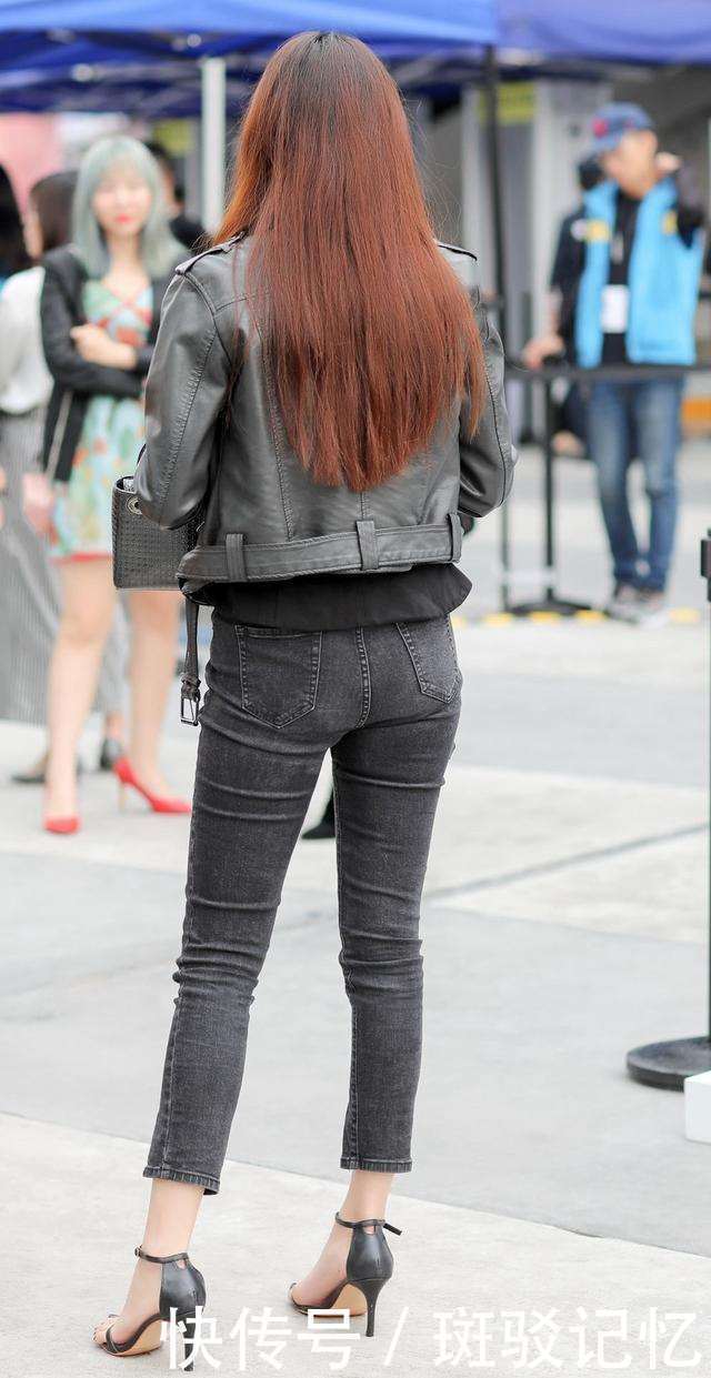 街拍：紧身牛仔裤穿在身材出众小姐姐身上， 尽显修长的美腿