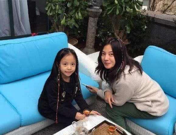  赵薇：赵薇大儿子正面照首曝光！穿衣时髦单眼皮，还相当疼爱妹妹小四月