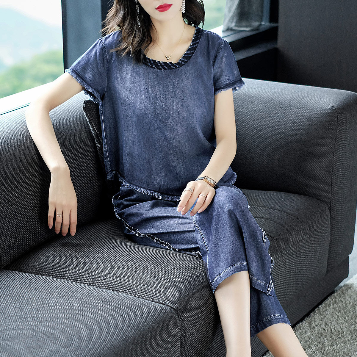 忒嫩了!大嫂这样穿，去补习班接7岁侄子，老师以为是姐弟