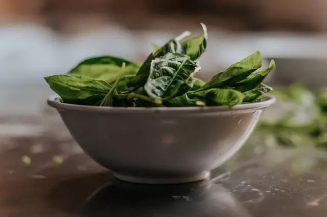  「化栓」菠菜配一物，成了化栓药、强心剂！春天吃最好，可惜很多人吃错