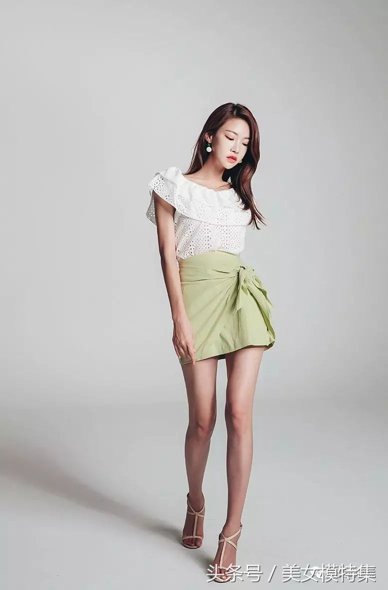 甜美可人朴正允，小性感露肩透气衣裙