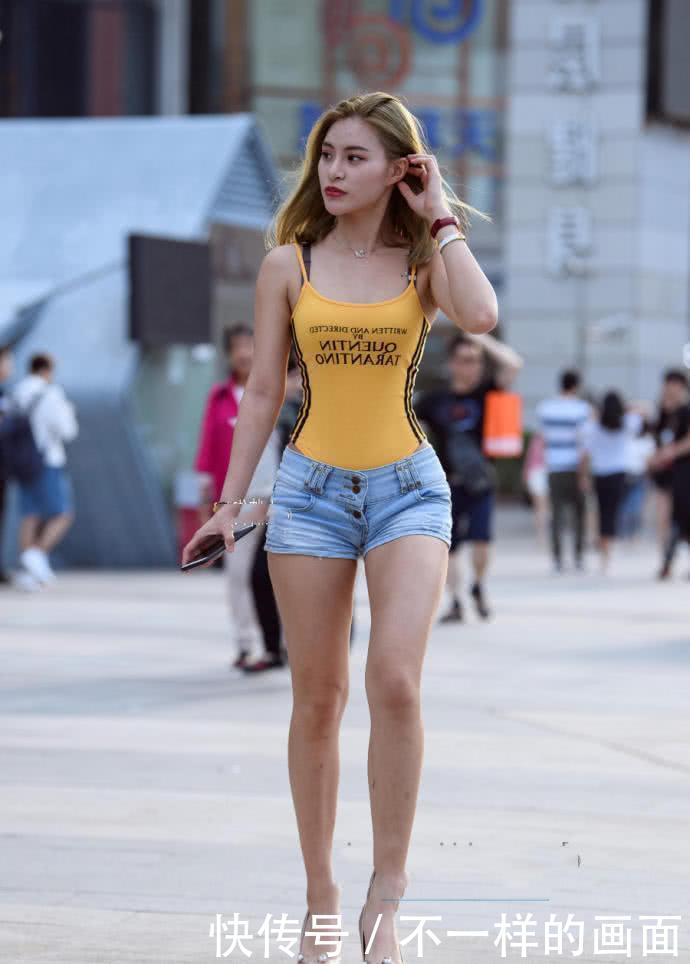 好身材的美女穿热裤，逛街就像走T台秀，美丽在微笑中绽放