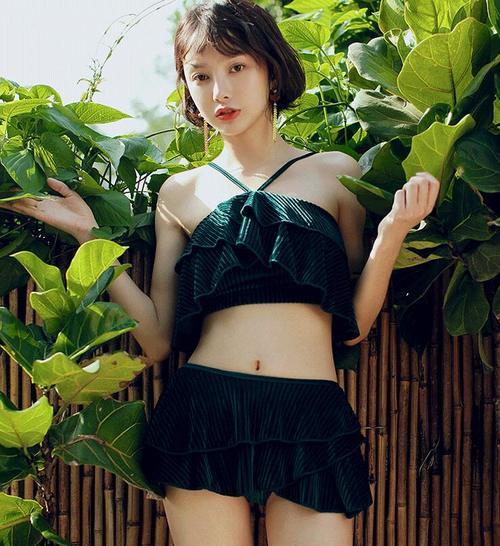 墨绿色分体泳衣美女，展现的清新可人又显肤白貌美，十分动人！