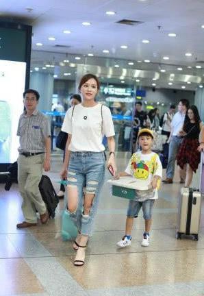 叶一茜现身机场，牛仔破洞裤烂得没一块好地方，网友：辣妈真敢穿