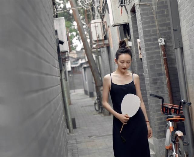 王鸥腿是真长，牛仔长裤穿成9分裤，看到鞋子，整个人都不好了