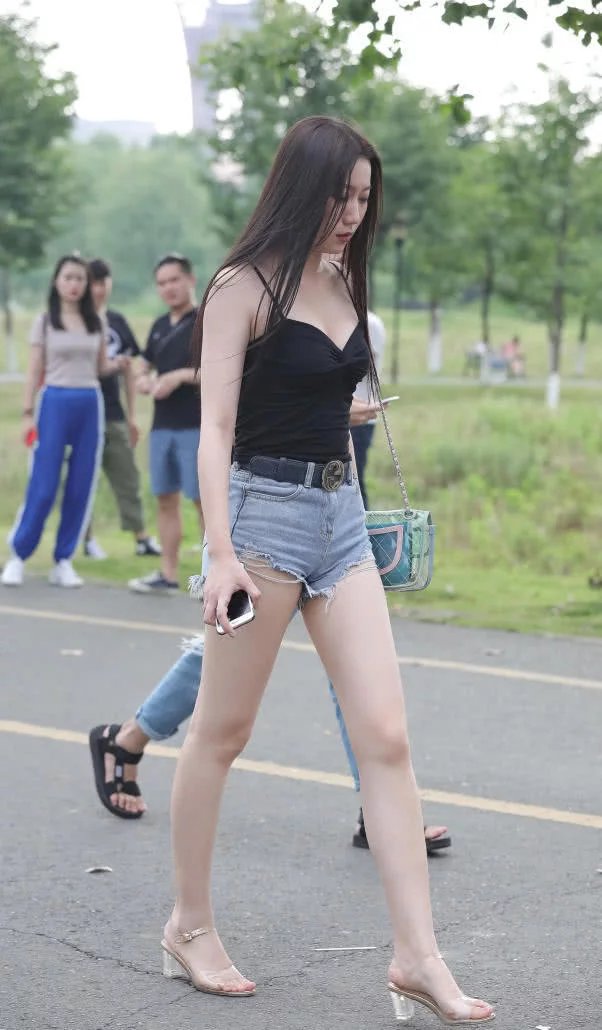 短裤搭配吊带抹胸尽显玲珑身材，晶莹白皙的肌肤那么的诱人，尽显